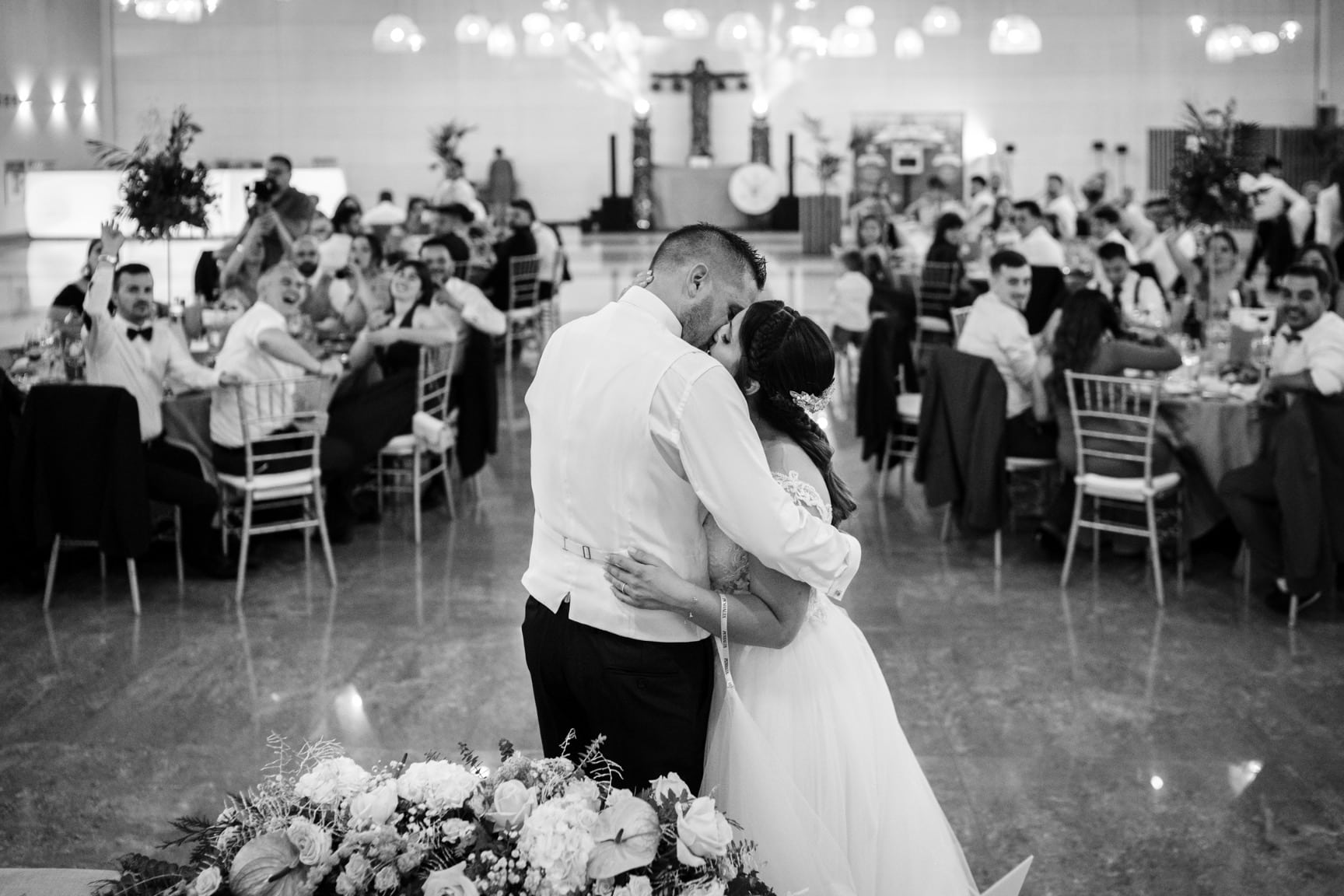 Fotografía de boda beso en el banquete de Claudia & raúl