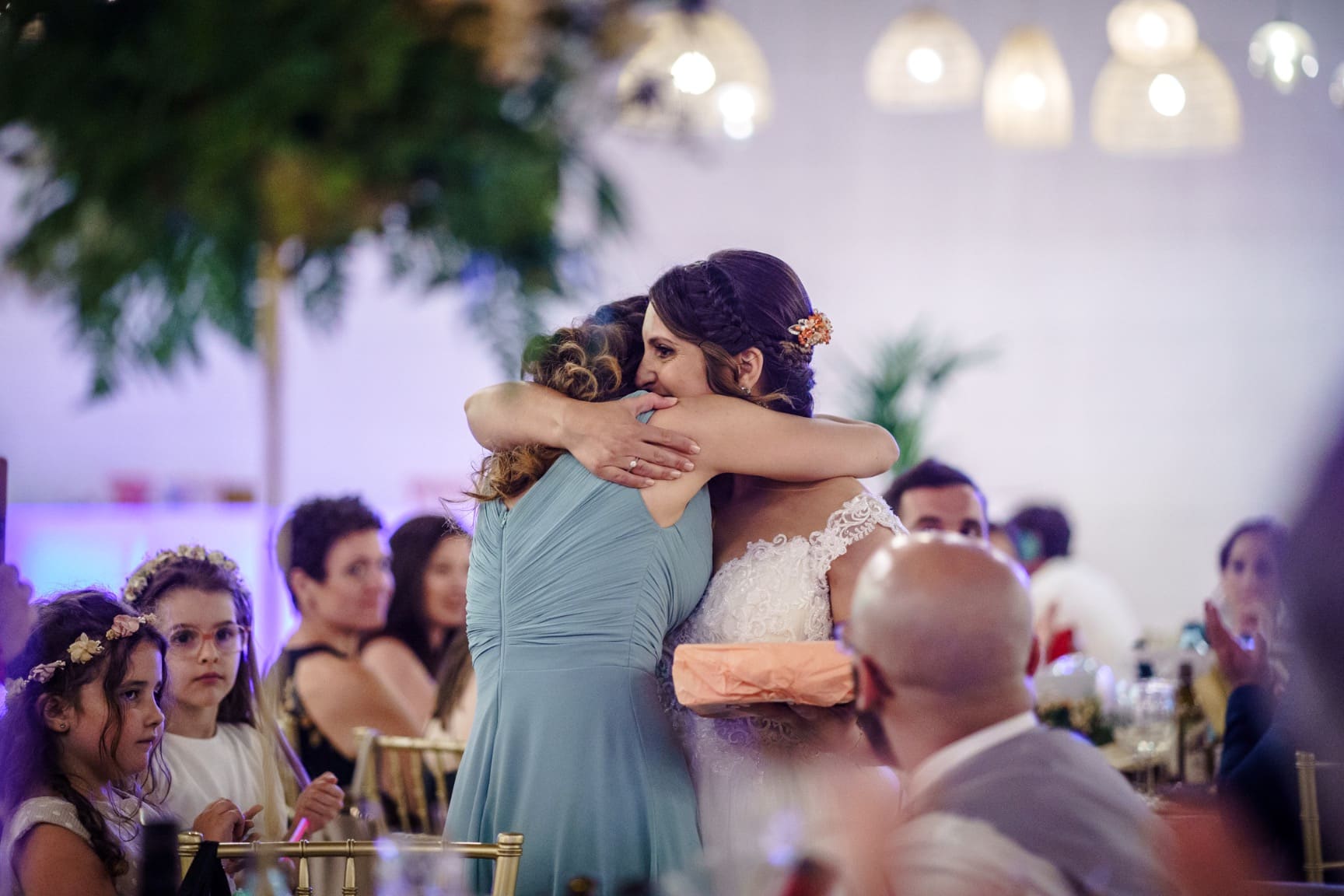 Fotografía de boda abrazo en el banquete de Claudia & Raúl
