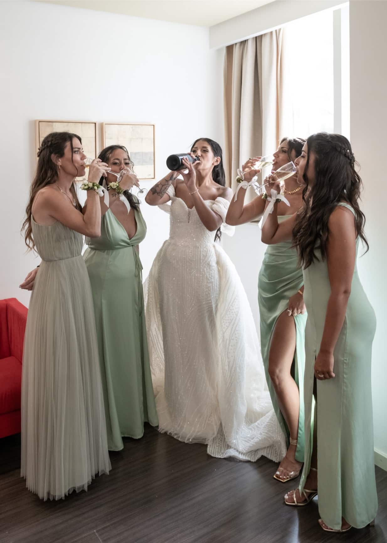 Fotografía de boda de la novia Nasthia tomando champange