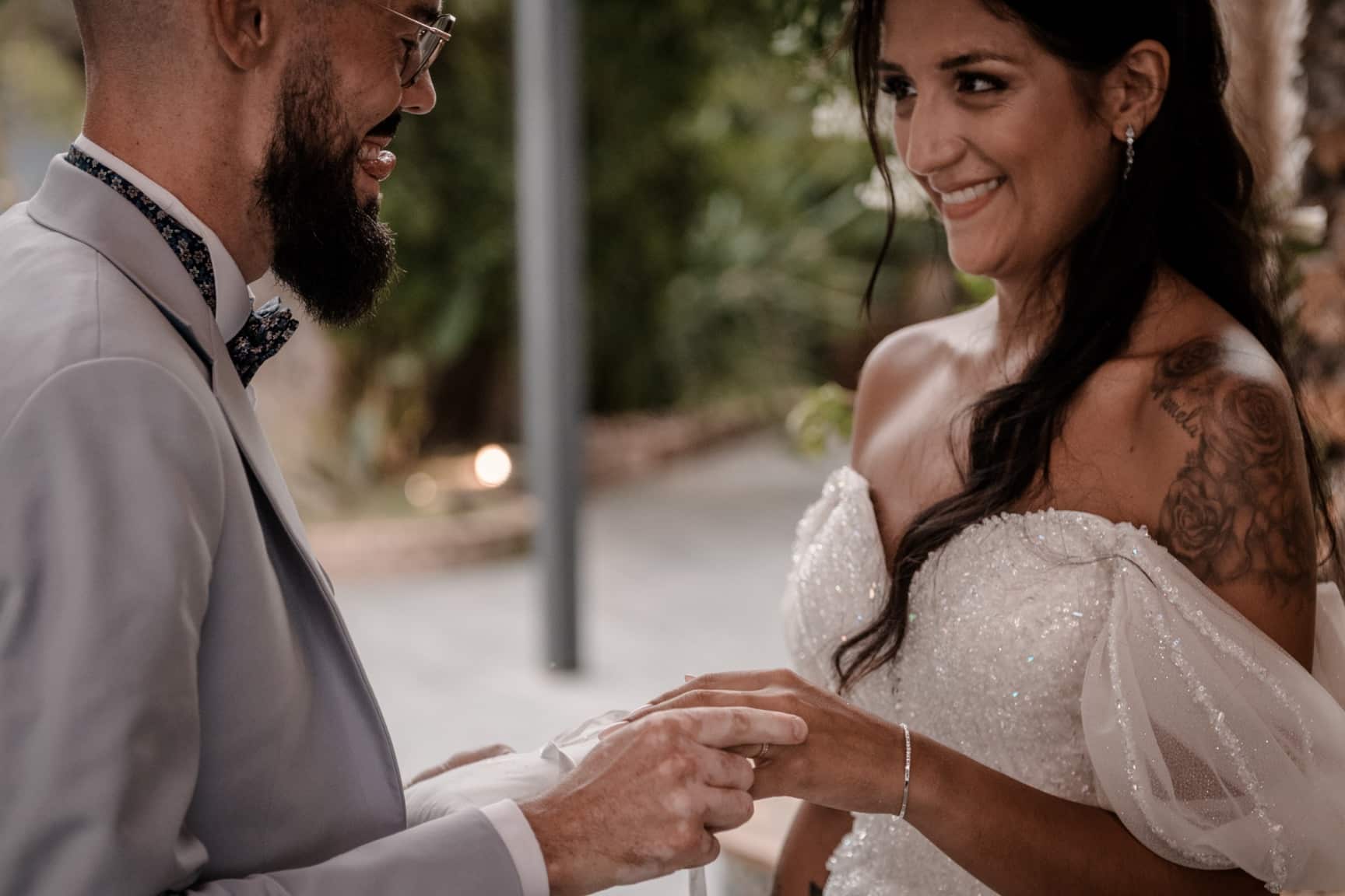 Fotografía de boda de la boda de Nasthia & Andreas en Salones Cancela, Sueca. Intercambio de anillos.